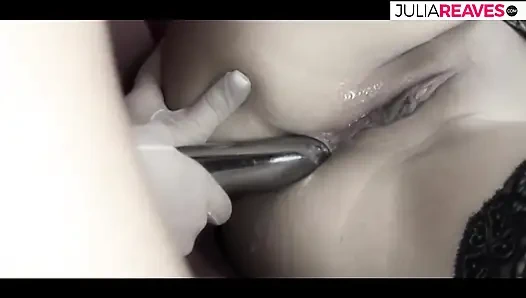 Горячие лесбиянки лижут киски друг другу, затем трахаются с длинным дилдо