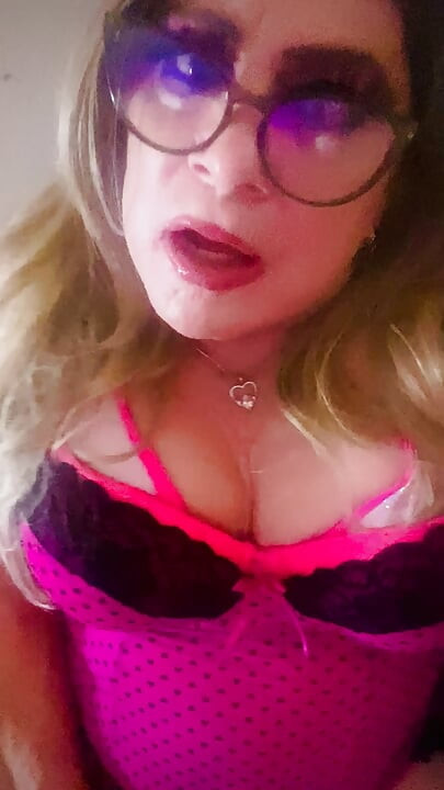 Krissy Sweets onu yarağıyla okşuyor