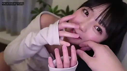 Миниатюрная красотка делится нежными интимными моментами со своим любящим бойфрендом в течение вечера