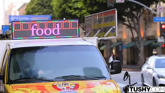 Tushy, sie hat endlich einen grund, bei der arbeit in die lücke zu kommen