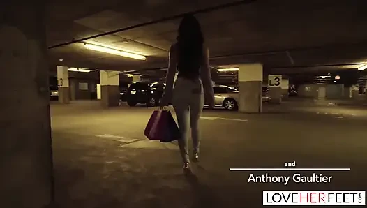 Сексуальная Sofia Leone глубоко заглатывает и скачет на большом хуе