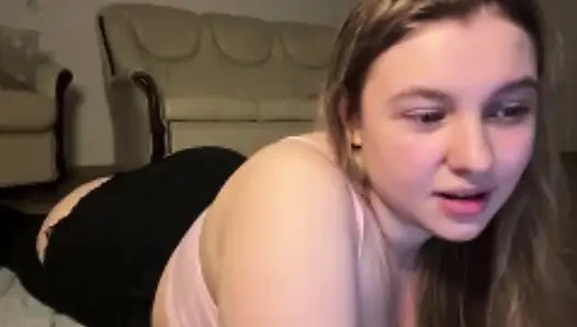 Jucielussie masturbating wet pussy in tight jeans