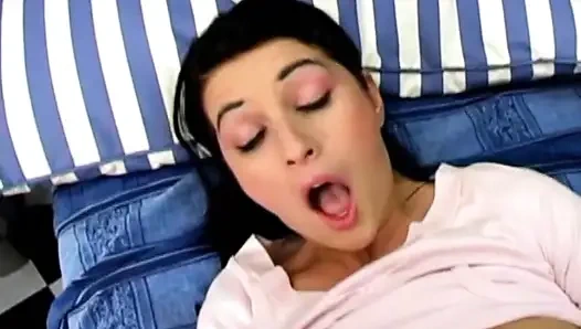 Öffne weit deine süße enge, feuchte muschi, kleine hure. Ich will es stark knallen