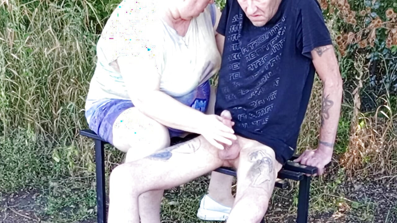 Susjed mi puši kurac u parku na klupi dok ne svršim