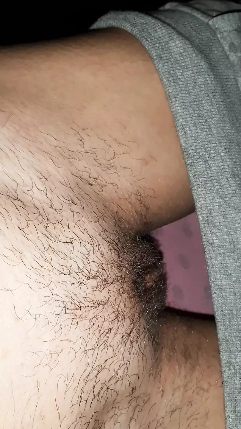 我躲在谷仓里操我毛茸茸的阴户，湿润的阴户达到颤抖的高潮 - Lesbian-Candys