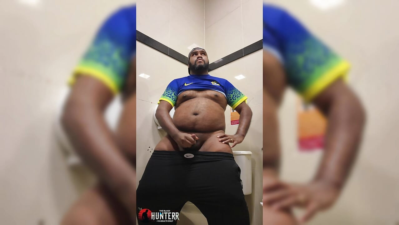 No pude aguantarme y me corrí mucho en el baño