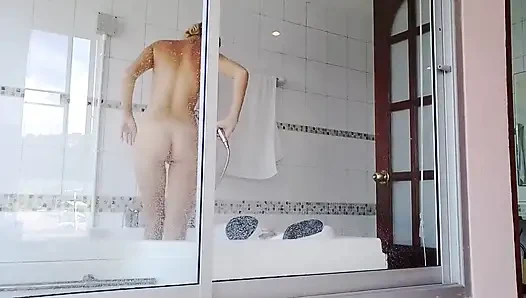 Посмотри на меня в ванной