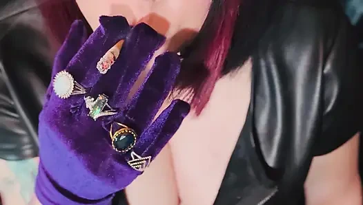 Sigara içen kraliçe Tina Snua deri ve eldivenle mantar sigarası içiyor