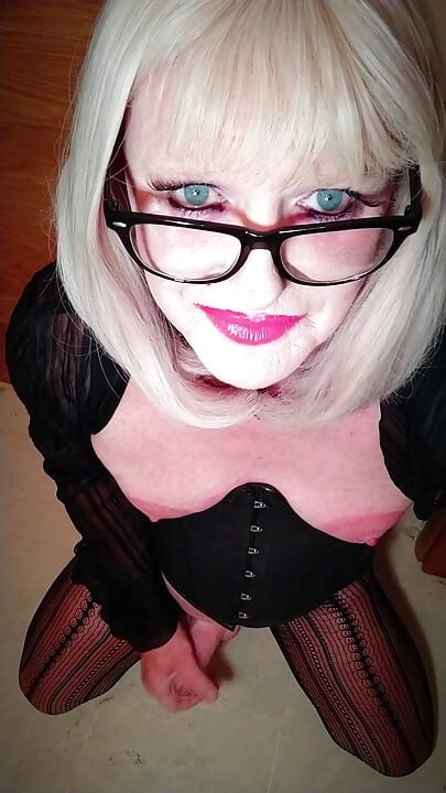 Tgirl tgirl sa velikim bradavicama svršava svuda