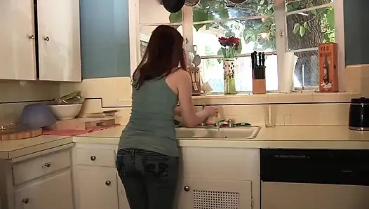 Mahasiswi hot rambut merah berubah jadi lesbian hot yang suka ciuman dan fingering memek sampai orgasme intens