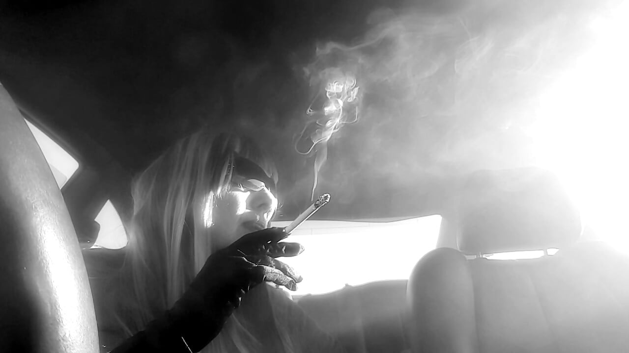 夫人罗马在她的彩虹假发吸烟 Vs120 在一个很长的 CIG 支架 CD TG 成熟