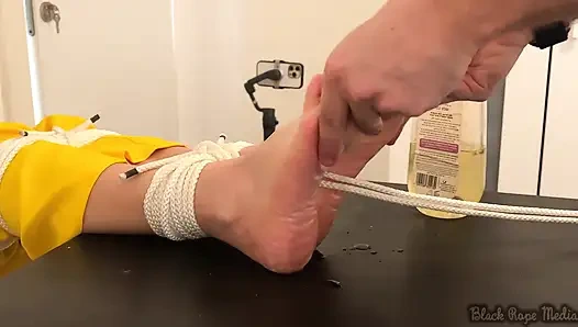 April O'neil Digelitik Sambil Bugil