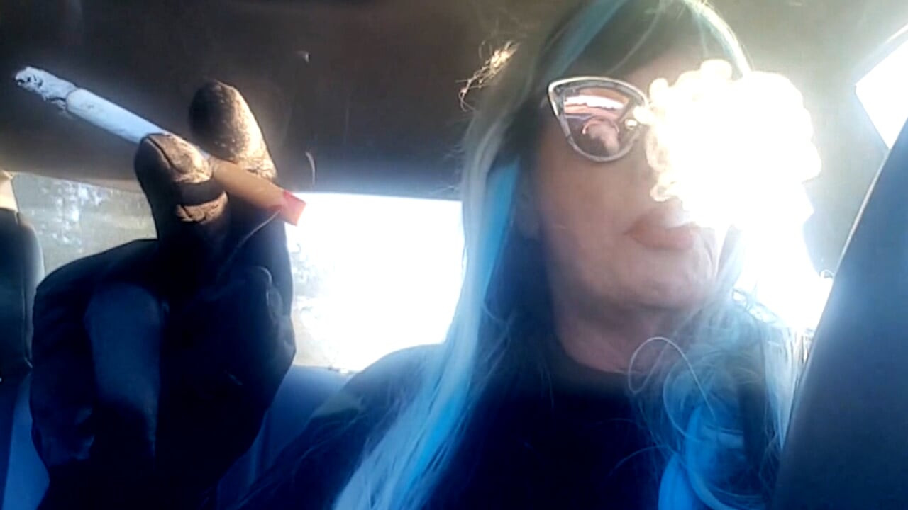 ZRALÉ CD KOUŘÍ A ŘÍDÍ S CIGARETOU MB100 V RUKAVIČCE