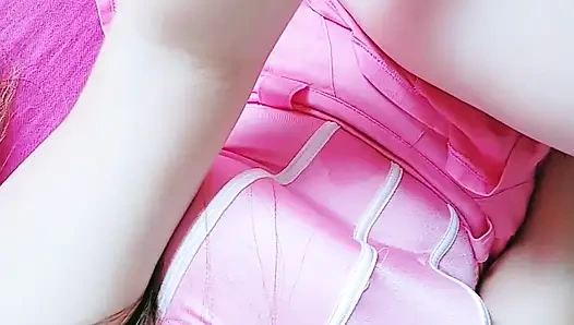 nur deine süße schülerin ganz pink, frech für dich, spielst mit ihren möpsen, mund tropft und masturbation, spiel mit ihrem dildo