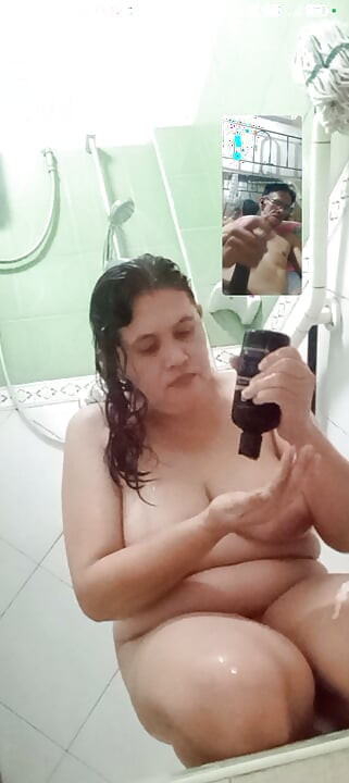 和我饥渴的老婆打色情视频电话！
