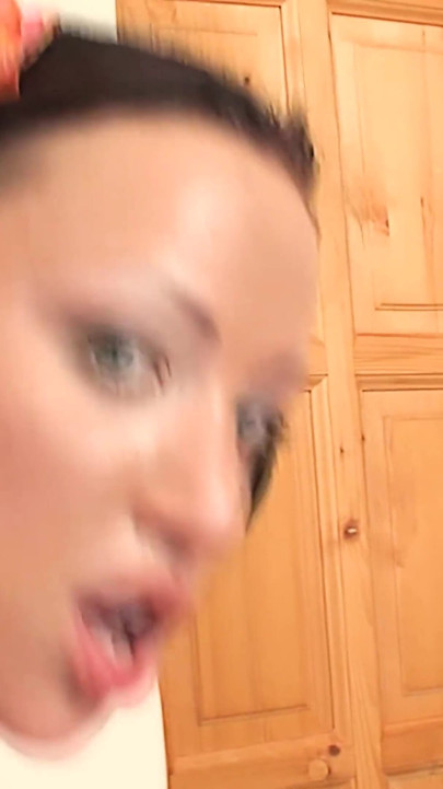 Uma buceta molhada sexy que gosta de sexo quente fodida com penetrações profundas