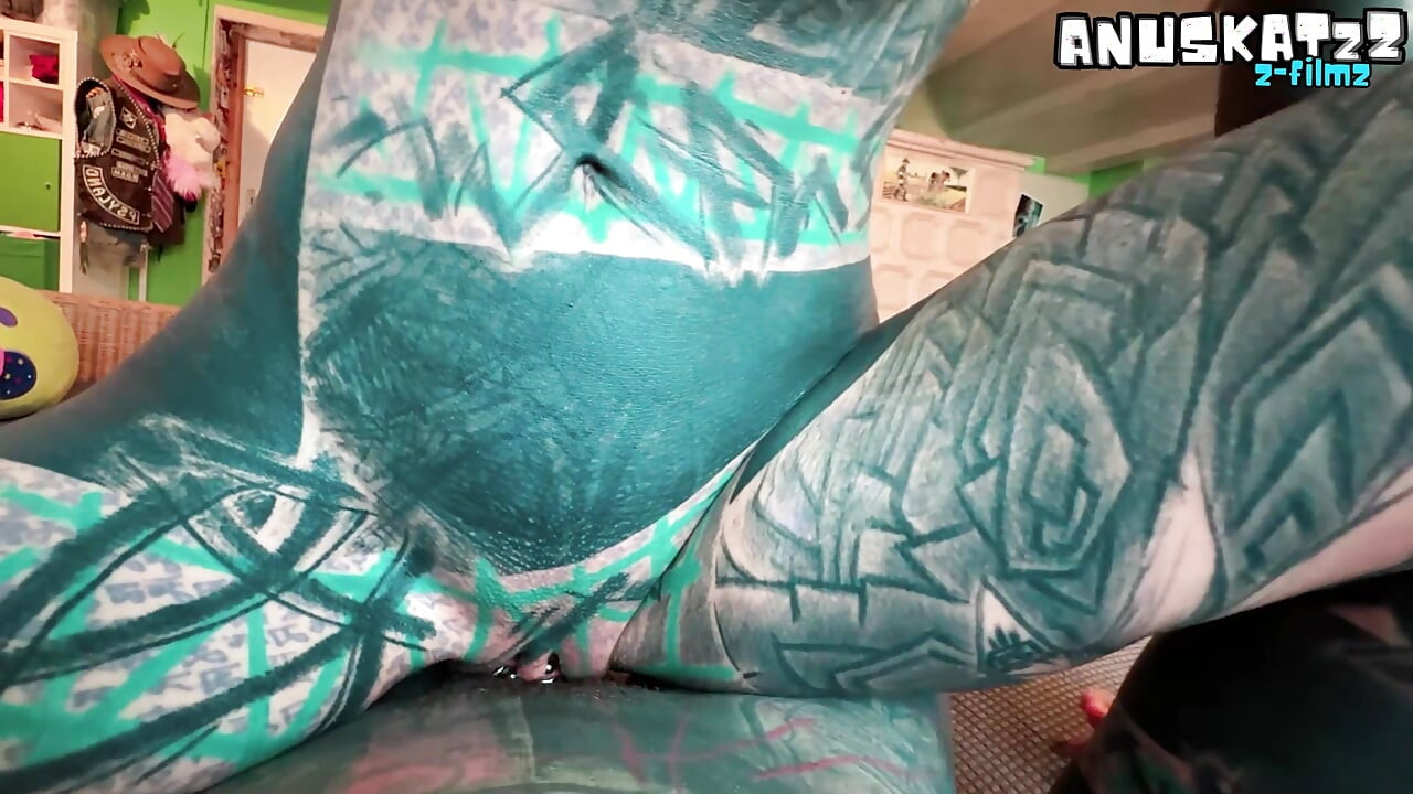 POV porno privado de tatuaje con estrella porno termina en creampie en su coño perforado
