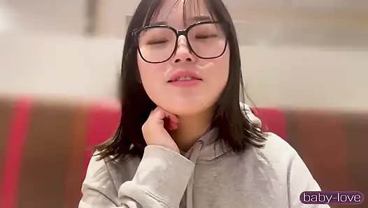 Studious kızı yaşlı adam tarafından eziliyor, titreyen tepkiler yoğun dölleme karşılaşmasına yol açıyor