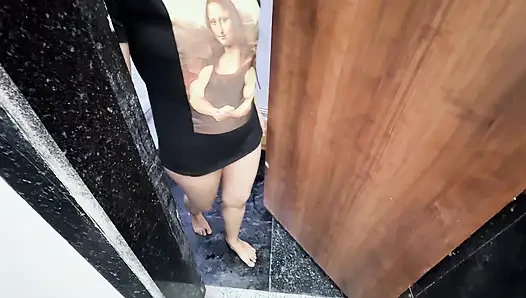 Üvey erkek kardeş büyük üvey kız kardeşini tuvaleti kullanırken gördü ve seks talep etti