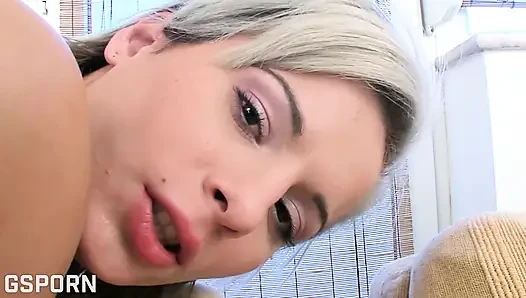 Ateşli anal seks seksi sarışın kızın mükemmel götünü sikiyor