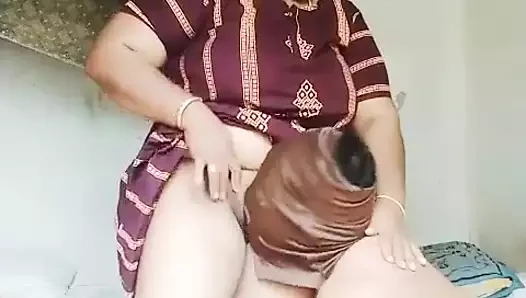 Üvey anne büyük amını siktiriyor