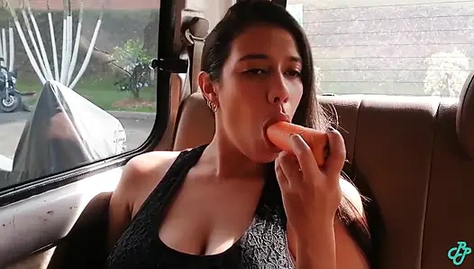 Aku lagi asik masturbasi memekku pakai wortel di dalam mobil