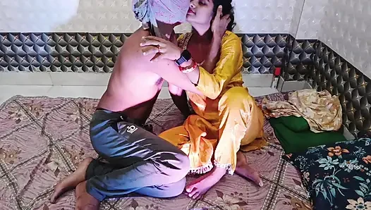 Istri india asli lagi asik posisi cowgirl dan penuh gairah dengan pakaian tradisional
