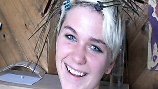 Sexy getatoeëerde blondine Claudia Downs geniet van een pik in haar kont
