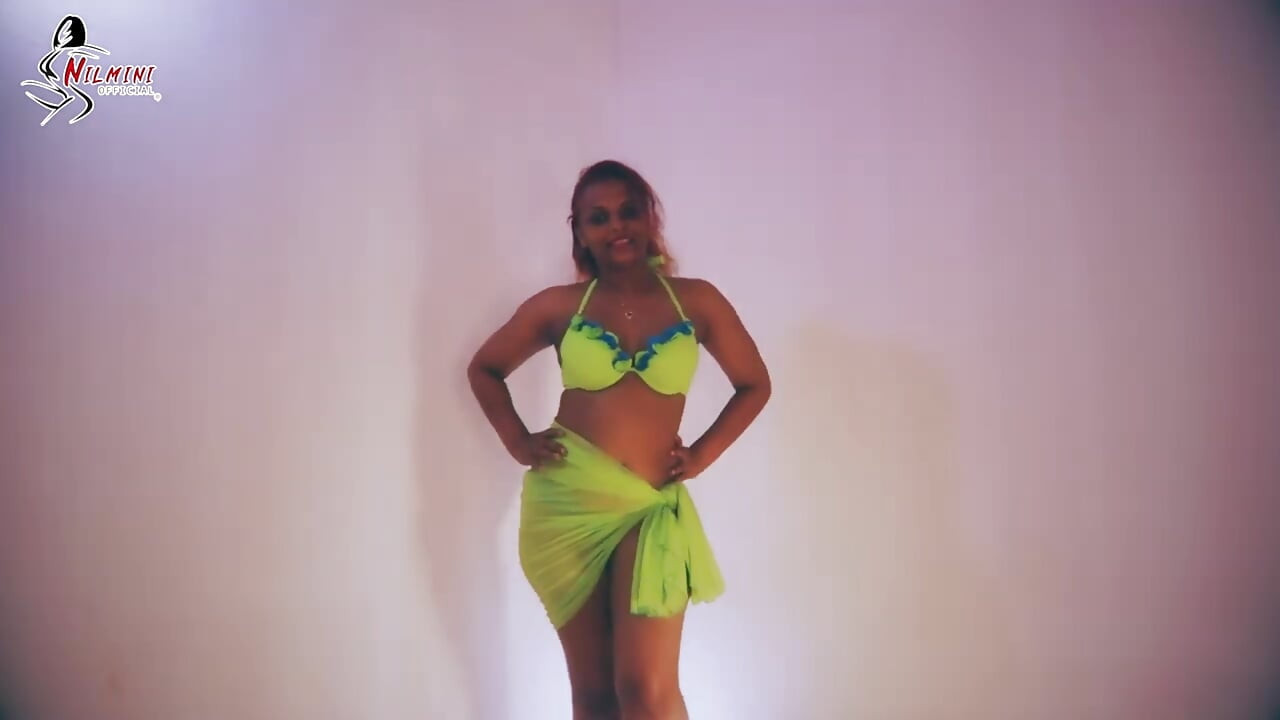 Luminoso bikini de cubierta completa azul y verde prueba en el recorrido _ diario de moda del SL