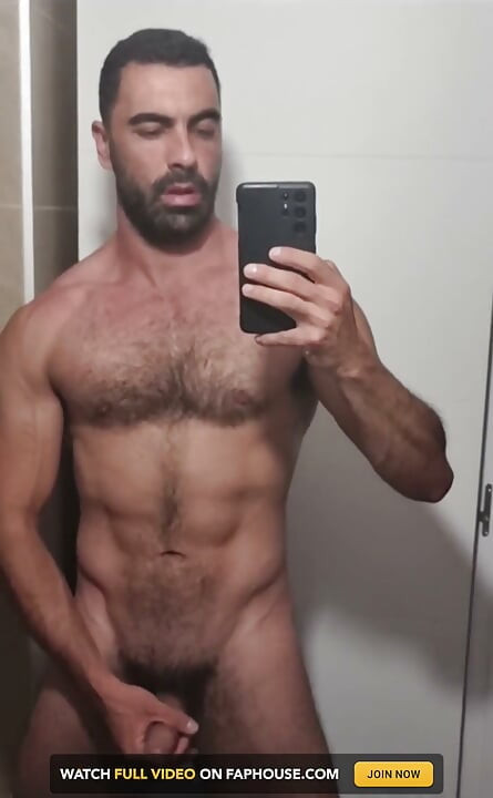 Je suis seule à la maison. Qui vient me voir ?
