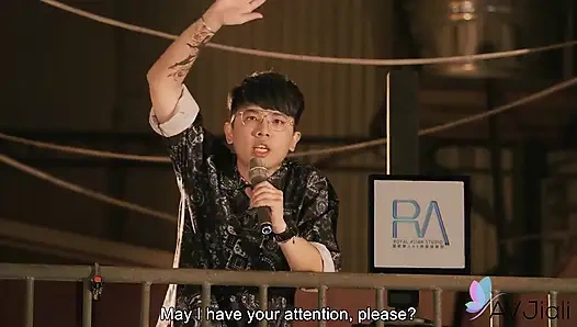 Yaner meniduri seorang pria perawan di hari ulang tahunnya dengan orang-orang menonton