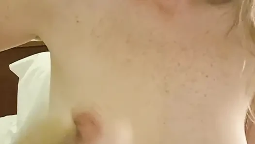 Сосу мой дилдо, воображая, что это твой член