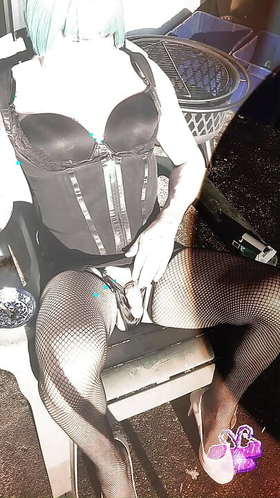 Seksi kadın kılıklı Kandi Kane sigara içiyor ve yarağıyla oynuyor