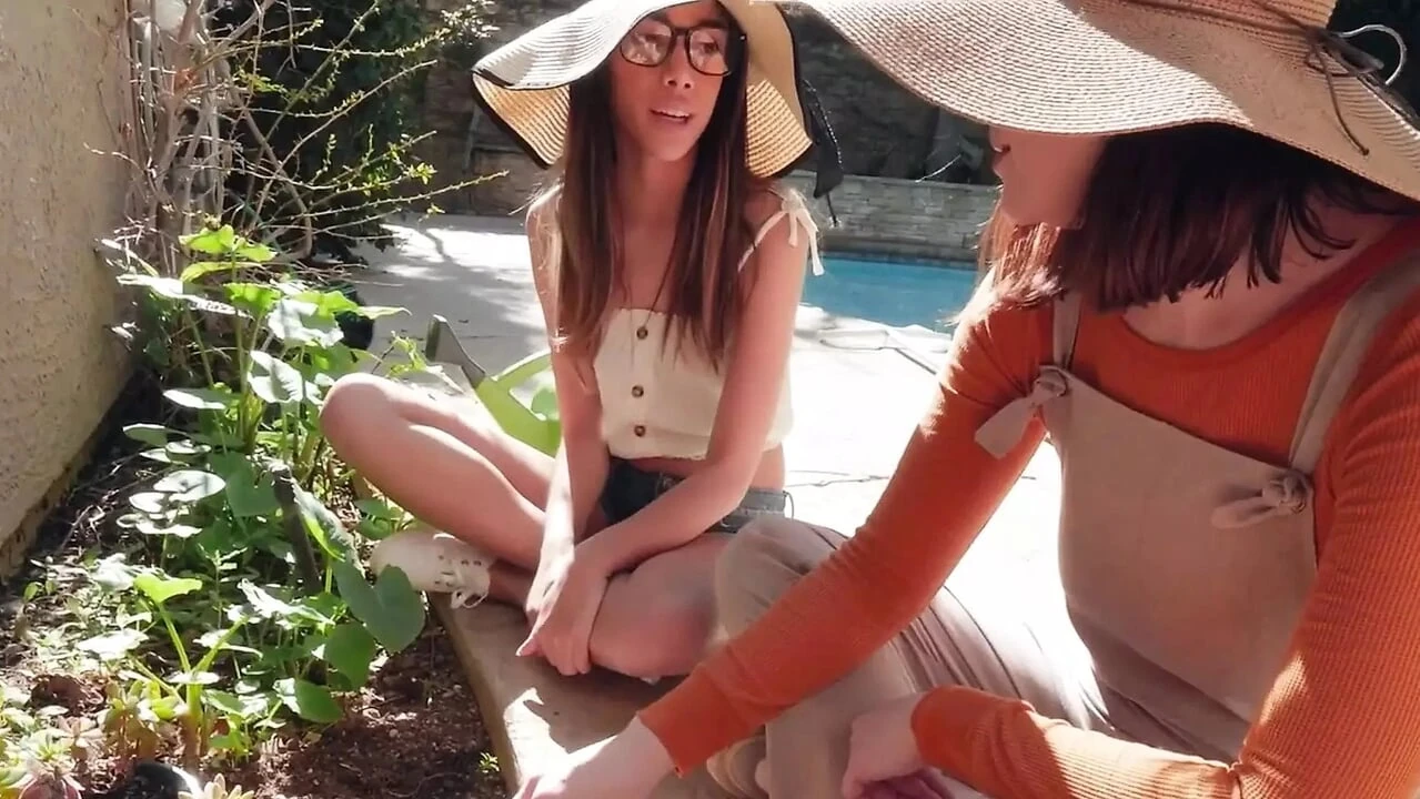 Familystrokes - seksi iç çamaşırlı sevimli minik üvey kız ve ateşli üvey anne üvey babasının büyük yarağını tatmin ediyor