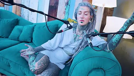 Aku berbicara tentang O - overcome - asmr podcast sfw berbicara dengan model tato gimbal gotik