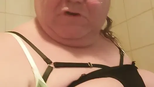 KÜÇÜK YARAK IŞIYOR, ŞIŞMAN GÖBEK