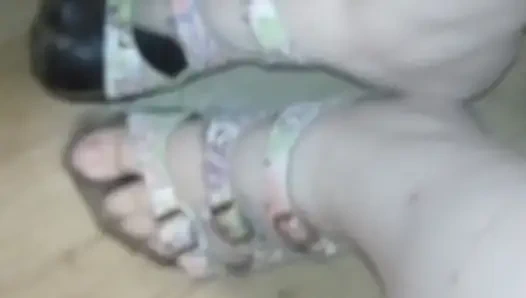 Обувь Birkenstock обрабатывается