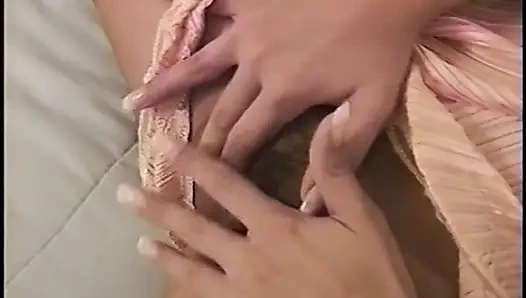 Baştan çıkarıcı esmer hatun yoğun orgazm için parmakları ve oyuncaklar
