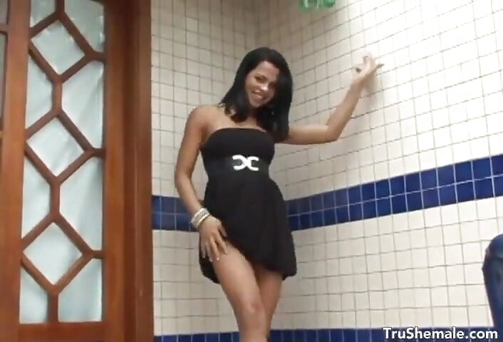 Poolside pleasures with trans sex bomb Alessandra Ribeiro