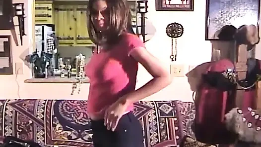 Красивая чернокожая крошка играет с несколькими игрушками