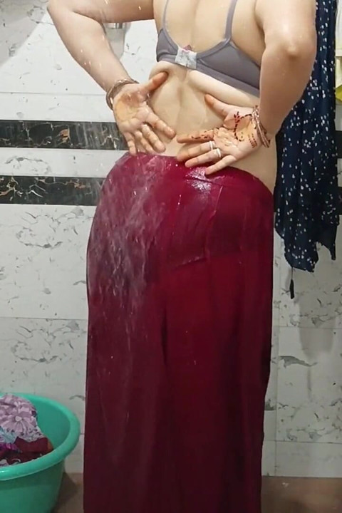 Priya india culona en el baño