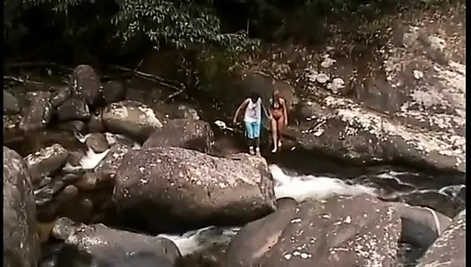 Sexy spanisches schätzchen bekommt ihren hintern am fluss gefickt, nimmt eine heiße gesichtsbesamung