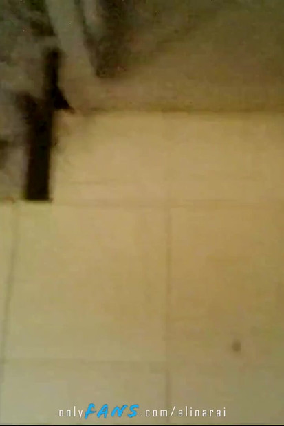 Lelaki itu mengongkek awek yang benar-benar berkahwin di pintu masuk