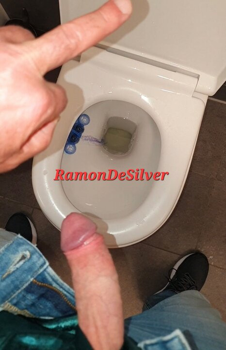 Il maestro Ramon fa incazzare il bagno del ristorante, leccalo, schiavo!