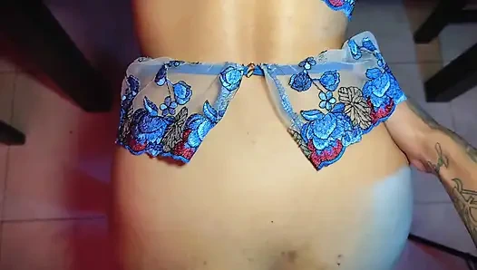 Üvey kız kardeşimi erkek arkadaşı için çıplak fotoğraf çekerken buluyorum ve beni onu sikmeye davet ediyor