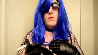 BBW, Crossdresser-Schlampe raucht und praktiziert Schwanzlutschen