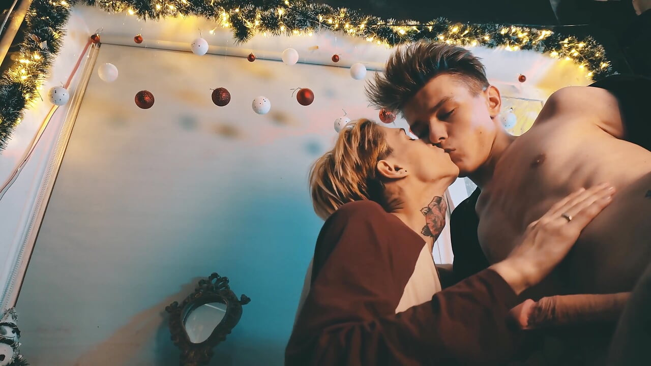 Sweet couple of guys had hot sex on the eve of Christmas