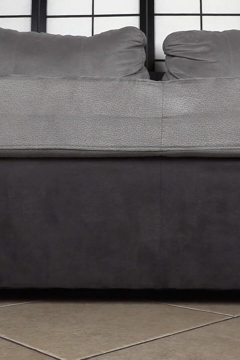 Доминирующая красотка позволяет ее рабу наслаждаться вкусом ее ступней и мочи