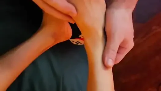 Melove bekommt eine massage auf ihre beine
