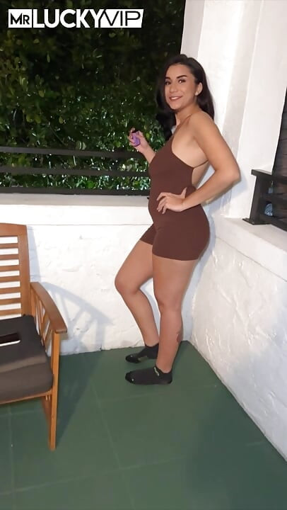 बड़े स्तनों वाली रंडी Roxie Sinner हार्डकोर चुदाई की हकदार है